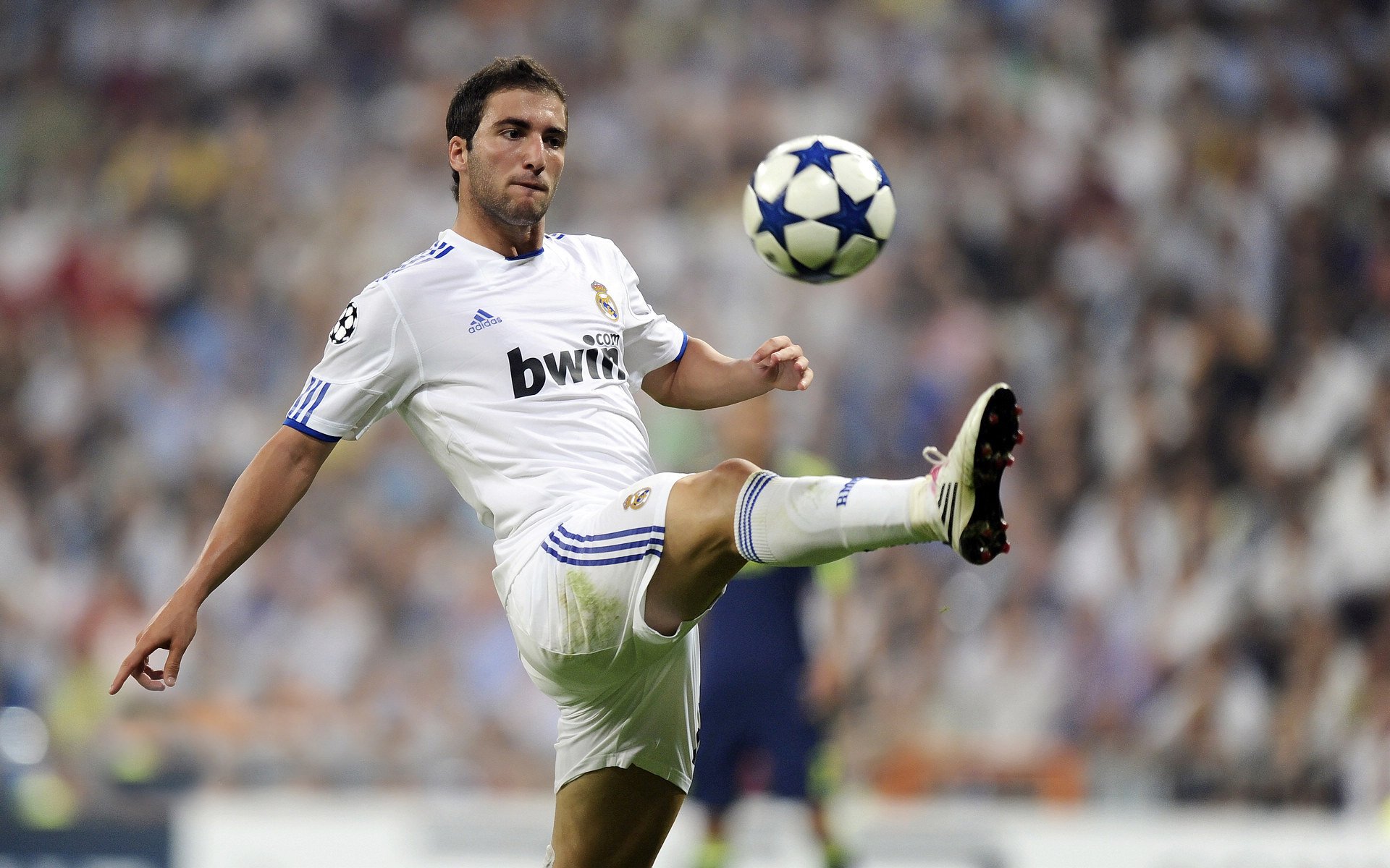 乌拉圭队前锋苏亚雷斯在巴黎奥运会上表现出色，苏亚雷斯在乌拉圭 人气